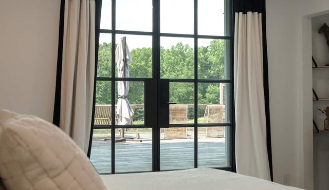 STUNNING 5 star luxury farmhouse, GA wine country with a new Pickleball Court! in Cleveland
