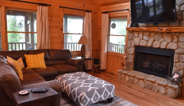 Romantic Cabin w/Hot Tub, Fire Pit & Mountain Views
