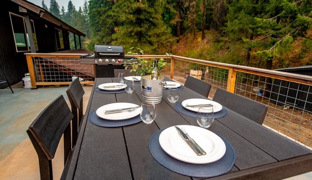 Modern mountain retreat, luxurious & cozy, ~18 mins to Leavenworth, Dogs OK