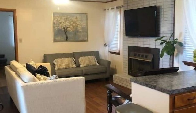 2 minutes from the mine - Comfortable 3 bedroom house loaded with charm. in Hiddenite