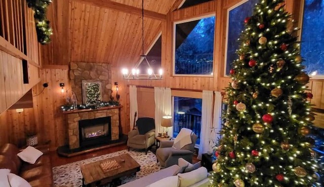 Glacier Creek Chalet- A spacious mountain retreat. Family and pet friendly.