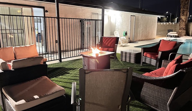HEATED Pool, Spacious home 7 MIN to airport* in Las Vegas