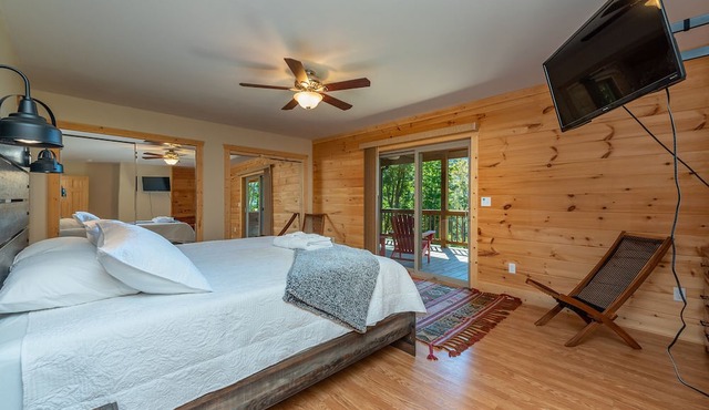 Stunning Mtn Views, Hot Tub+Fire Pit, Fireplace~Grill, WiFi, Private, Near Town!