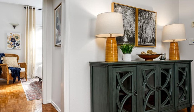 Suite Magnolia. Steps to Downtown & Breweries. Modern 2 bedroom apt w/fireplace.