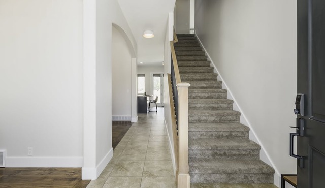 Clean, modern, golf course home w/incredible mtn views, close to hike/golf/ski.