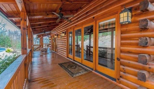 Luxury Log Cabin + Hot Tub + Mins to Downtown Dahlonega