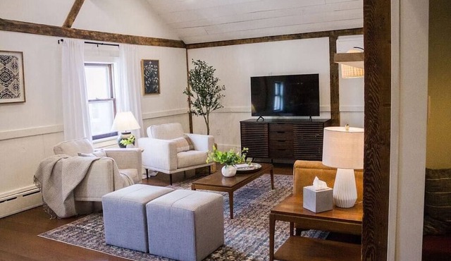 Woodhaven Hideaway: luxe retreat, easy walk to local pool
