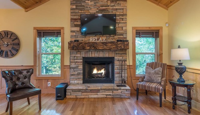 Swiss Pine Lodge, Brand New Hot Tub+Fire-Pit, Grill, Mtn View, Game Room, WiFi!
