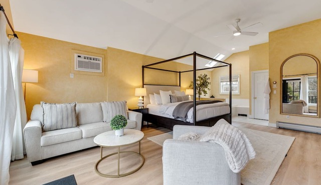 Red Clover Romantic King Suite near Killington in Mendon