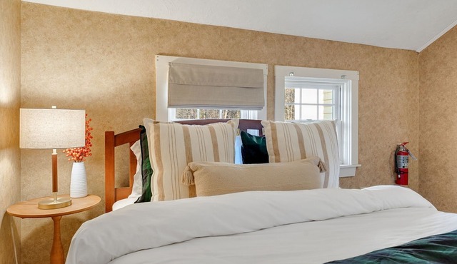 Red Clover 2-story Queen Suite near Killington in Mendon