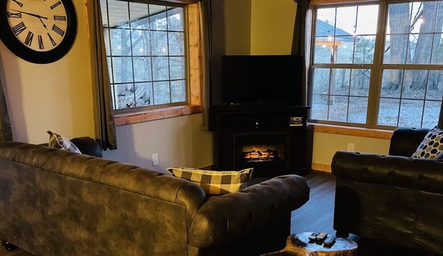 New cabin in the woods with private hot tub in Cobden