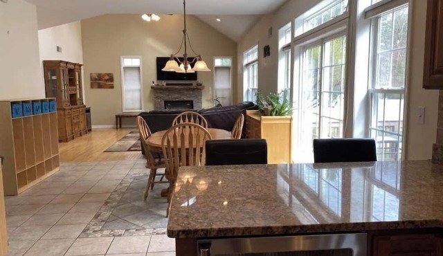 Saratoga Retreat with Private Hot Tub and Heated Saltwater Pool