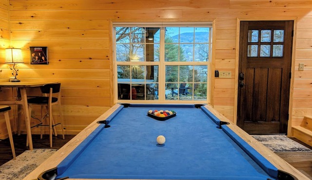 Spacious Mountain Retreat w/Hot Tub & Game Room in Young Harris