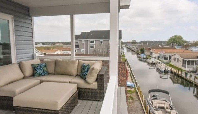 Seas The Day says it all. 4 BR house on the canal!