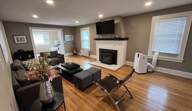 Quaint 4 bdr Cape Cod, sleeps 8-10. 4 min to USCGA, Con college & downtown in New London