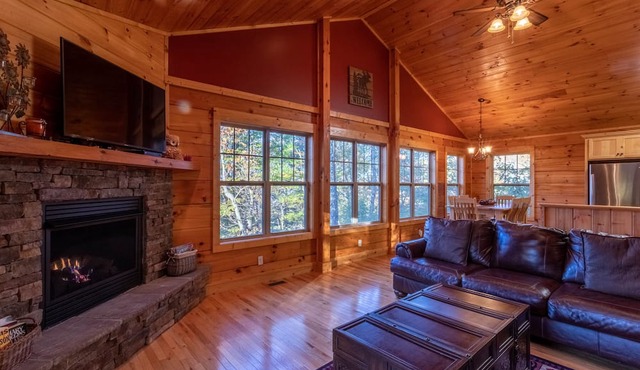 Firefly Cabin: Views, Hot Tub, Firepit, Dog Friendly, High-Speed WiFi, 15min to Banner Elk!