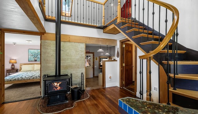 Hadley's Hideaway -Cottage w/hot tub, fenced yard close to hikes & Stevens Pass ski hill