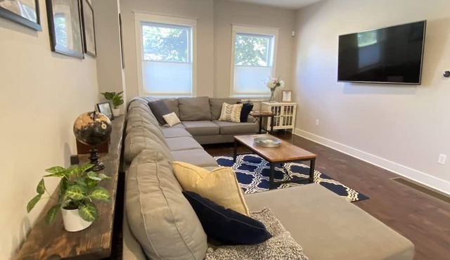 Downtown - Spacious Open Floor plan & Huge Kitchen Perfect for Family & Friend