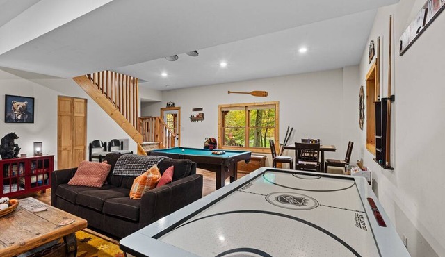 Cabin Cove- Cabin between Sugar and Beech Mtns, hot tub, game tables, fire pit, yard, pets