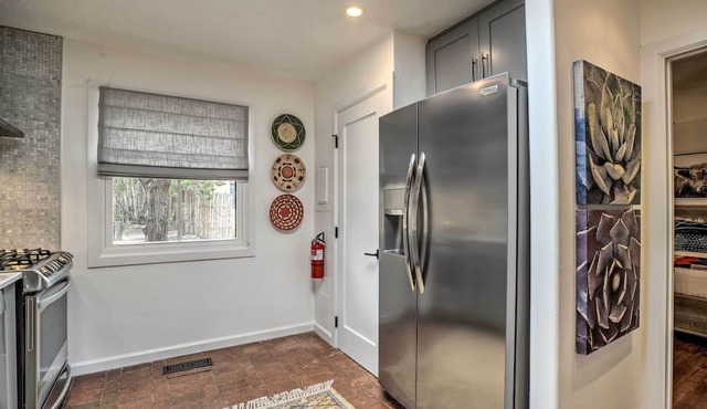 Modern Condo w/Santa Fe Charm 1 Mi to Plaza