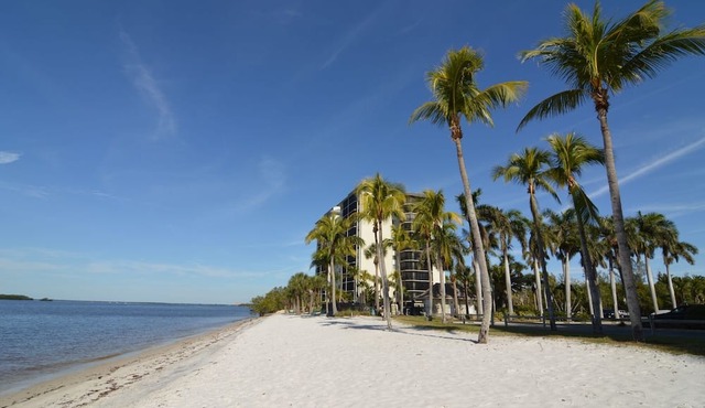 Sanibel Harbour Resort Harbour Tower 1011: Private beach retreat with gulf coast sunset views