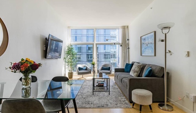 Walk to everything: Pike Place Penthouse, Seattle in Seattle