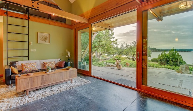 Bayfront getaway with amazing views and easy access to nearby attractions in Anacortes