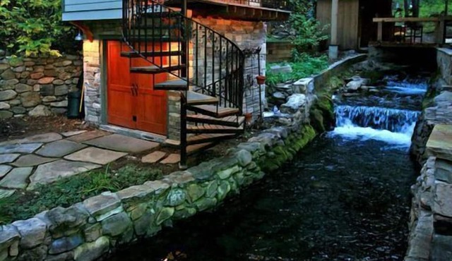 Storybook Stone Cottage, Short Walk to Resort, Hot Tub, Fireplace