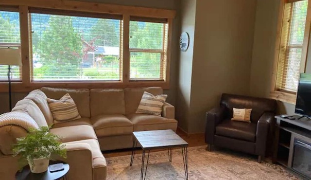 LOCATED ON ICICLE ROAD, 2 MILES FROM TOWN. HOT TUB AND BEAUTIFUL VIEWS