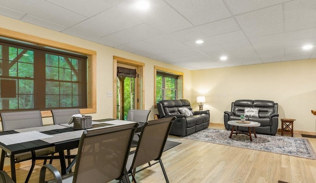 Whispering Trees Cabin, Secluded Cabin, Hot tub in Hendersonville