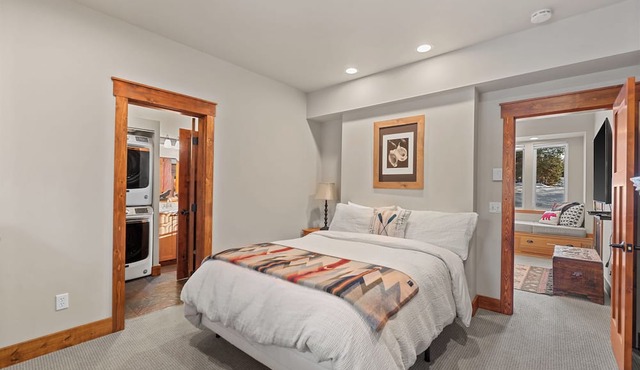 Sweet Private Leavenworth River Front Cabin with Fast WiFi & hot tub- Sleeps 6.