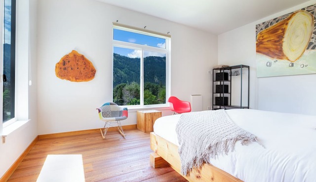 5-Star Lodge Groups Welcome 1 Mile from Downtown
