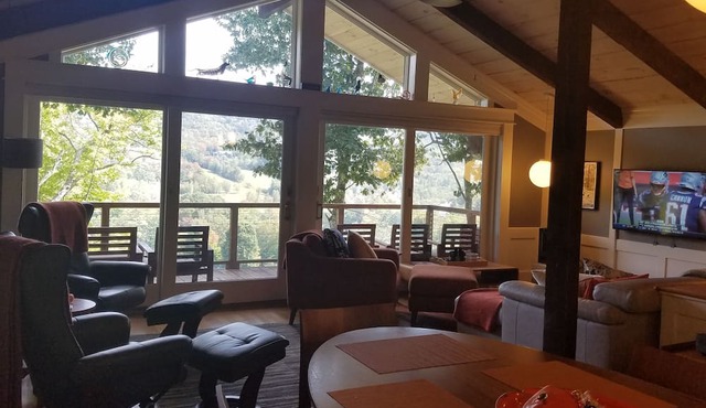 MID CENTURY MODERN BLACK MOUNTAIN CHALET; STUNNING VIEWS/FIRE PIT/HOT TUB in Jackson