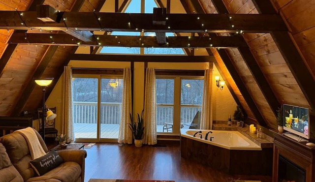 Romantic Getaway in nearly 10 acres with Hot Tub in Robesonia