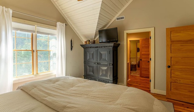 D'Coys Nest- Secluded home on 4 acres, beautiful views, hot tub, fire pit