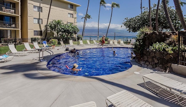 OCEANFRONT - TWO OCEANVIEW bedrooms - 20 feet from water - Kanai a Nalu 401
