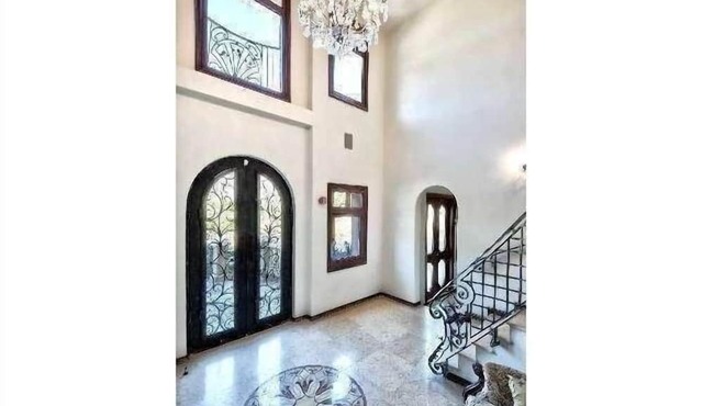 Malibu Tuscany Paradise w/Pool/Villa Spacious in private gated neighborhoodn