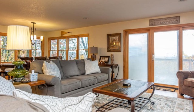 Spectacular views from clean, modern and luxurious family style home near BRP