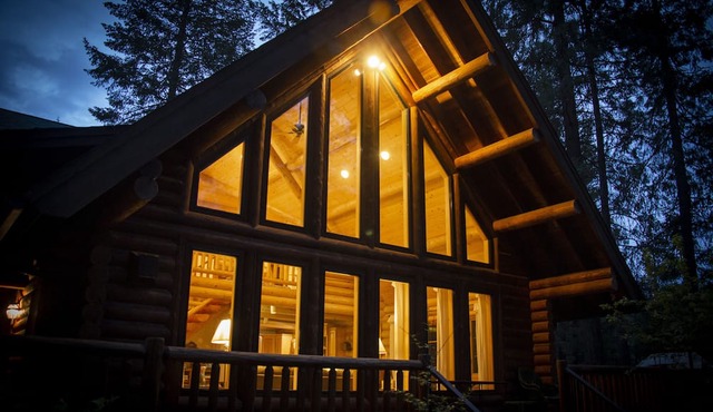 Beautiful Log Home, 20 min. from Leavenworth, WA. Nestled In The Woods