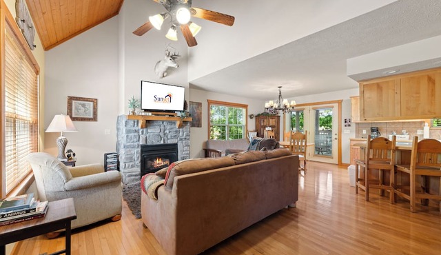 Cozy 1 Bedroom at Stonebridge Resort just minutes from Silver Dollar City! in Branson West