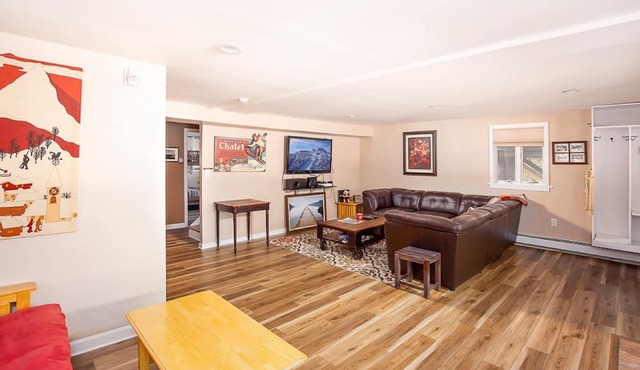 Beautiful 4-bedroom House and Treehouse 5 min to skiing, hiking, golf, biking.