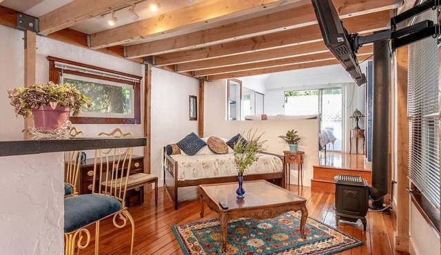 Santa Monica Garden Beach Bungalow Private, Quiet, and Steps from the Sand in Santa Monica