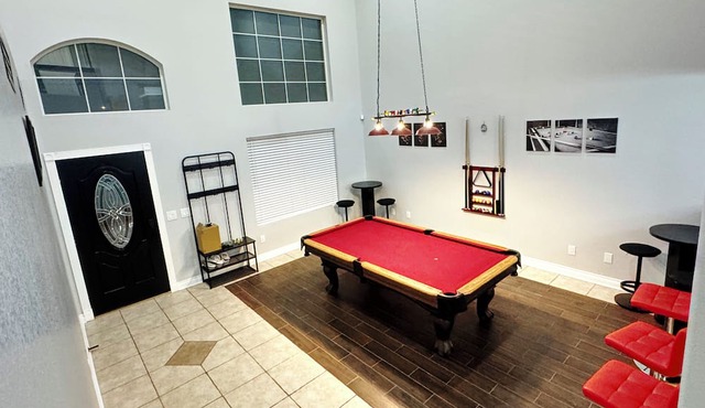 Luxurious 6-Bedroom House In Las Vegas with Pool And Spa - EV Charger
