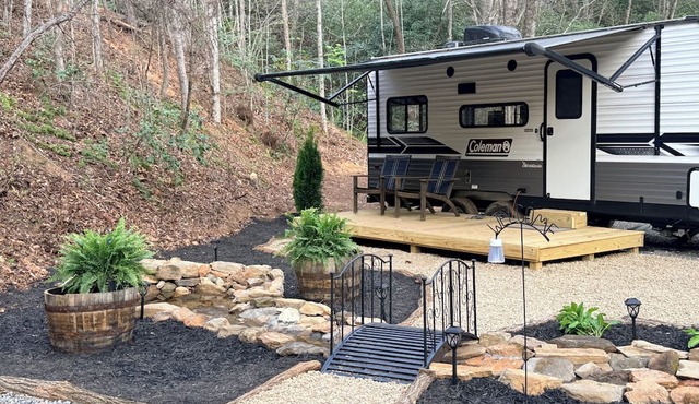 Cozy 1-bedroom Camper RV in amazing Whittier with Heat, AC and WiFi