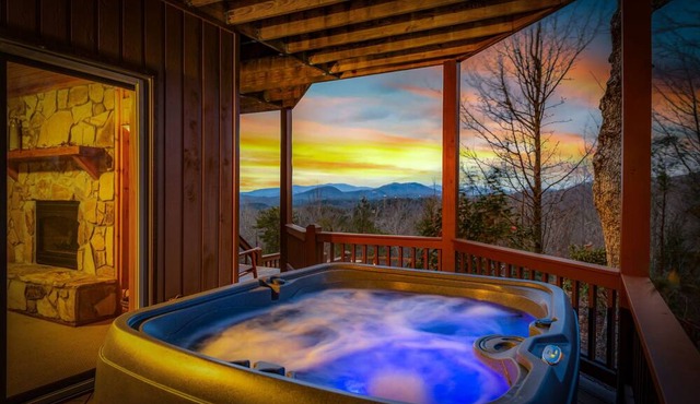 Peaks & Quiet Retreat - Views From Every Room and Dog Friendly