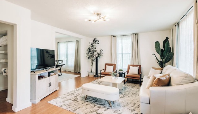 Bright, chic & spacious by Summit/Hamline in St Paul with porch and swing chairs