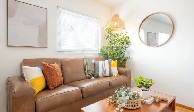 Boho Beauty! Super Central | Steps to Beach & Bay in San Diego