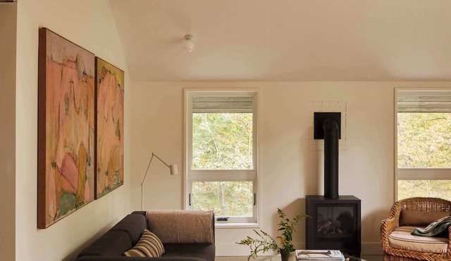 Skyhawk Cabin: refined modern getaway with hot tub