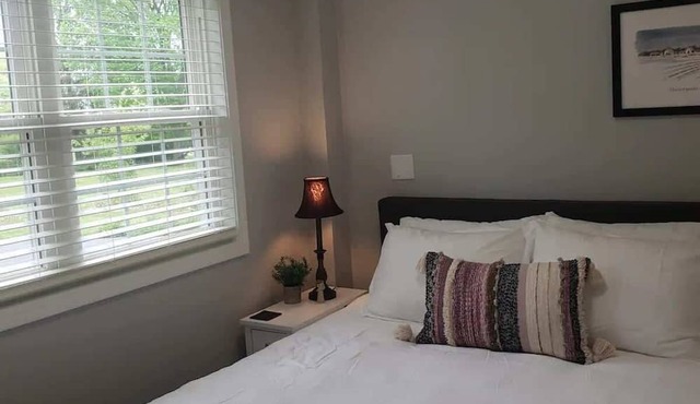 Newly Remodeled 2BR 2BA Home Close to Barrington in Barrington