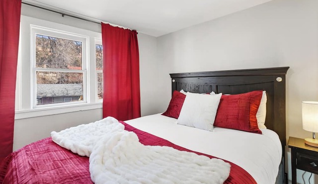 2BR Apt. in Manitou Springs Steps to Incline/DT Hot Tub Parking Dog OK in Manitou Springs